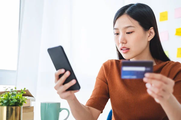 Genç Güzel Asyalı Bir Kadın Internetten Alışveriş Yapmak Için Akıllı — Stok fotoğraf