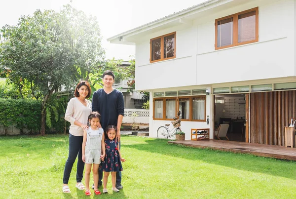 Ritratto Asiatico Famiglia Fronte Casa Felice Concetto Casa Famiglia — Foto Stock