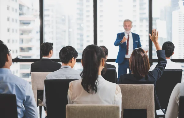 Grupo Empresários Levantar Mãos Para Fazer Perguntas Respostas Orador Seminário — Fotografia de Stock