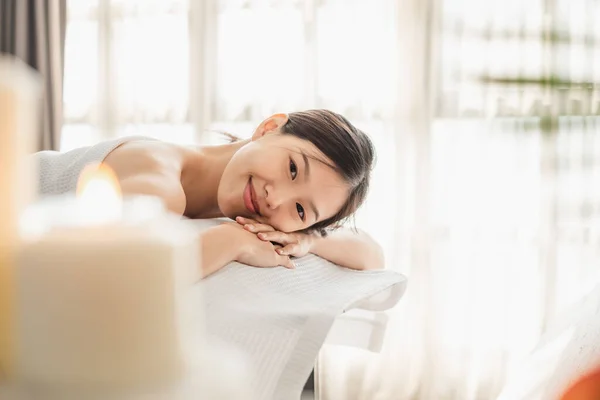 Junge Asiatische Schönheit Frau Genießt Massage Und Wellness — Stockfoto