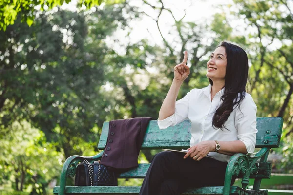 Asiatique Femme Affaires Assis Pensant Parc Extérieur Avec Espace Copie — Photo