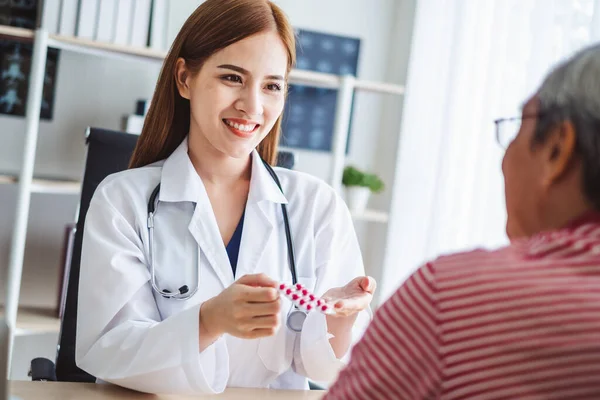 Aziatische Arts Vrouw Uitleggen Oude Patiënt Voor Het Nemen Van — Stockfoto