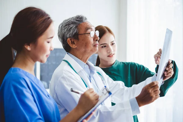 Asyalı Doktorlar Hastanın Röntgen Filmini Teşhis Etti Asyalı Tıbbi Konsepti — Stok fotoğraf