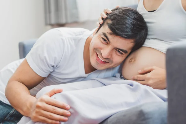 Suami Muda Asia Menyentuh Mendengarkan Istri Hamil Perut Dengan Cinta — Stok Foto