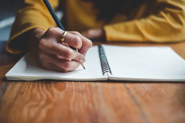 Frau Großaufnahme Mit Der Hand Auf Notizbuch Schreiben — Stockfoto