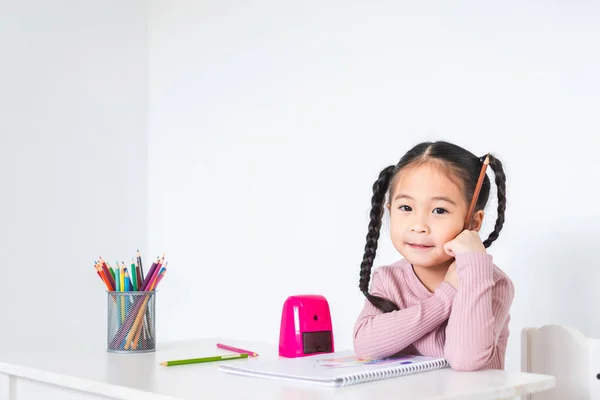 Azji Dziewczyna Dziecko Robi Rysunek Wielu Kolorach Ołówki Białym Papierze — Zdjęcie stockowe