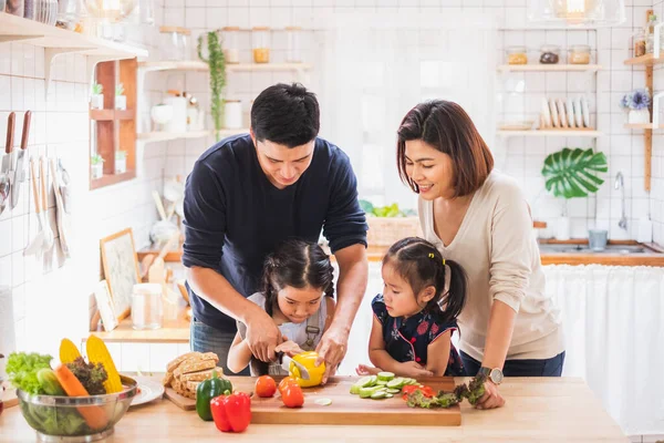 Aziatisch Gezin Genieten Van Spelen Koken Eten Keuken Thuis — Stockfoto