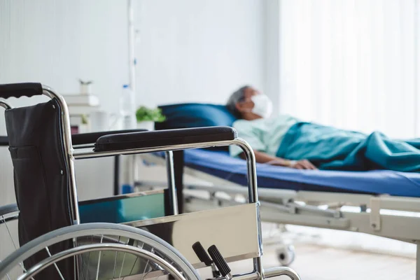 Закрыть Инвалидное Кресло Над Старым Пациентом Маской Больнице — стоковое фото