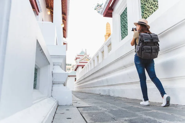 Mulher Asiática Viajar Bangkok Tailândia Belo Templo Durante Temporada Verão — Fotografia de Stock