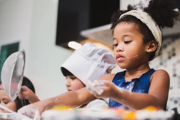 Groep Diversiteit Kinderen Meisje Het Maken Van Taart Bakkerij Keuken — Stockfoto