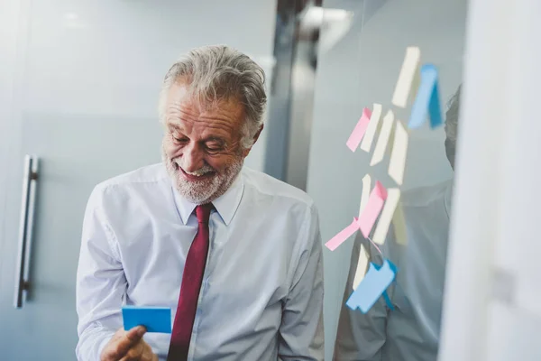 Viejo Hombre Negocios Sénior Feliz Trabajando Oficina Lectura Pegajosa Nota — Foto de Stock