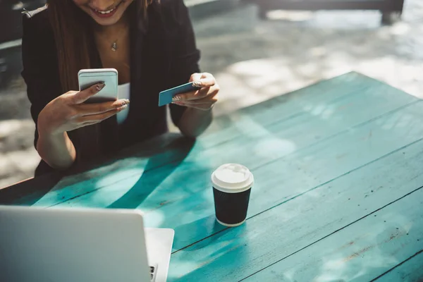 Junge Schöne Asiatische Frau Mit Smartphone Und Kreditkarte Für Den — Stockfoto