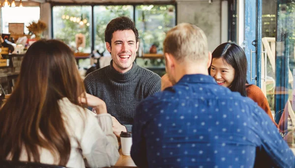 Groep Jonge Zakenmensen Die Koffiehuis Discussiëren Vergaderen — Stockfoto