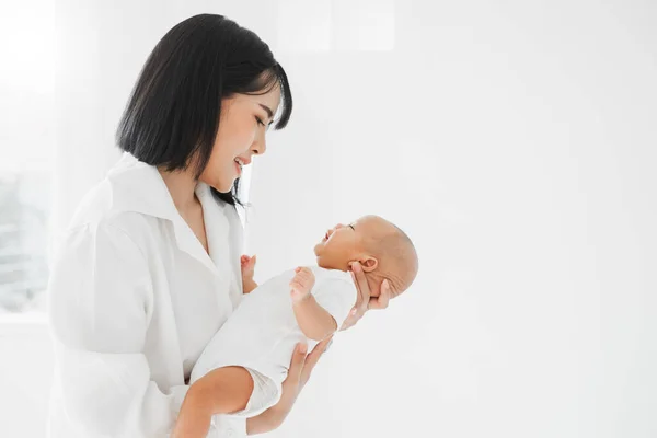 Young Asian Mother Holding Her Newborn Baby Love White Bed — Stock Photo, Image
