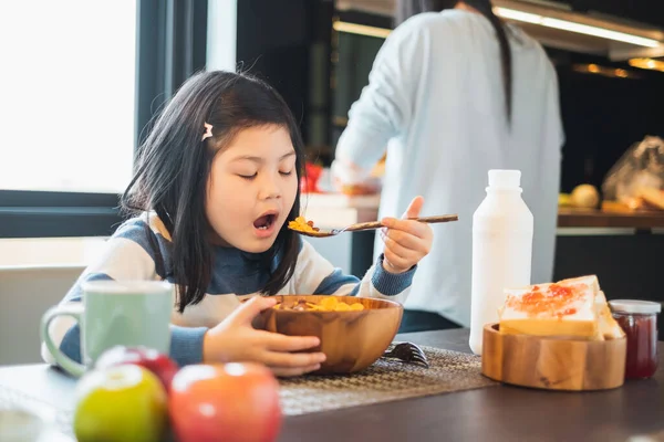 Aziatisch Meisje Kid Met Ontbijt Cornflakes Thuis Keuken — Stockfoto
