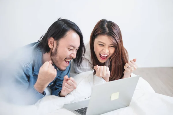 Amante Asiático Trabalhando Juntos Cama Branca Relaxar Desfrutar Feliz Bem — Fotografia de Stock