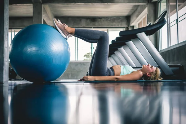 Spor Salonunda Kadın Spor Konsepti Için Topla Yoga Yapıyor — Stok fotoğraf