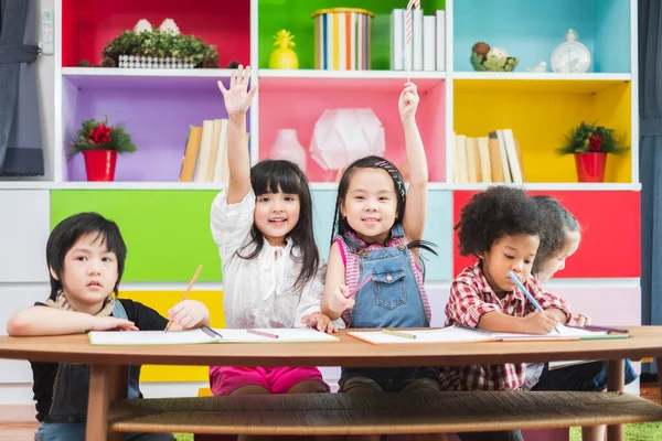 Diversidad Grupal Niños Que Estudian Escuela Levantando Las Manos Para —  Fotos de Stock