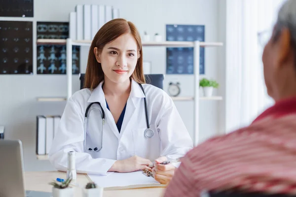 Jovem Mulher Asiática Médico Discutir Com Paciente Velho Para Consultoria — Fotografia de Stock