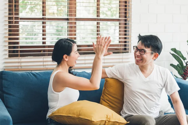 亚洲夫妇聊天的男人和女人一起在家里呆着 亚洲夫妇家庭生活方式的概念 — 图库照片