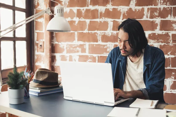 Joven Hombre Asiático Que Trabaja Ordenador Portátil Para Diseñador Creativo —  Fotos de Stock