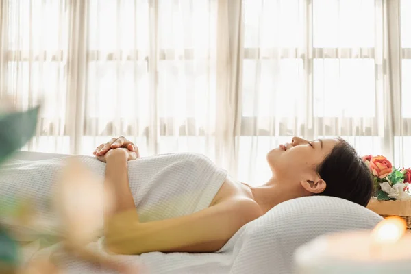 Jong Aziatisch Schoonheid Vrouw Genieten Massage Spa — Stockfoto