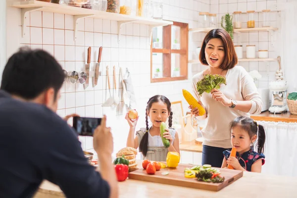 Aziatisch Gezin Genieten Van Spelen Koken Eten Keuken Thuis — Stockfoto