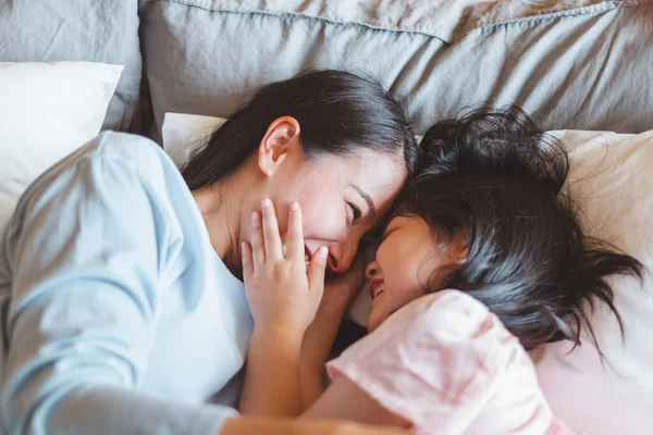Asiatische Mutter Küsst Tochter Schlafzimmer Mit Liebe Und Warmem Familienkonzept — Stockfoto