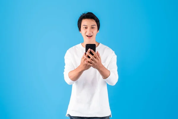 Jeune Homme Asiatique Excité Utilisant Téléphone Mobile Avec Heureux Joyeux — Photo