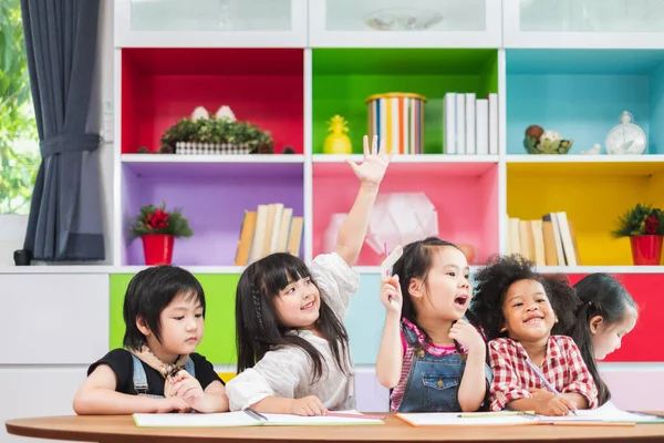 Groep Diversiteit Kinderen Studeren School Stijgende Handen Voor Antwoord Vraag — Stockfoto