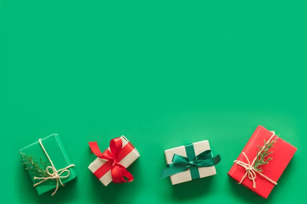 Fondo Navidad Con Regalo Presente Sobre Fondo Verde Con Espacio —  Fotos de Stock