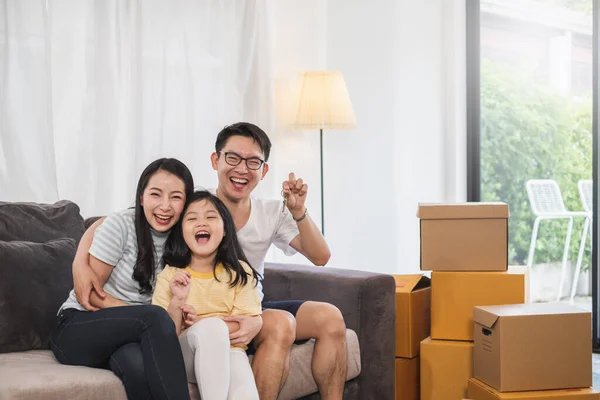 Asiática Familia Mudanza Nuevo Hogar Casa Celebración Llaves Casa —  Fotos de Stock