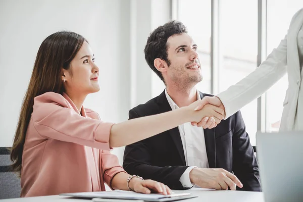 Grupp Mångfald Affärsmän Gör Handslag För Lagarbete Och Avtal Koncept — Stockfoto