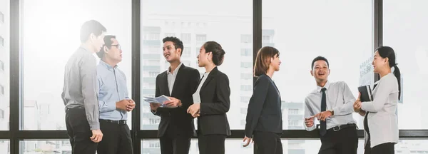 Grupo Empresários Asiáticos Traje Formal Reunião Sobre Fundo Cidade Moderna — Fotografia de Stock