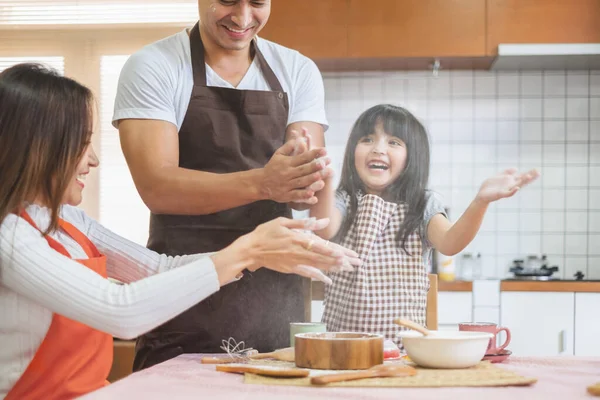 아시아 가족들 부엌에서 요리하고 행복하고 미소짓고 — 스톡 사진