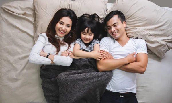 Mutlu Asyalı Aile Yatak Odasında Uzanıyor Gülümsüyor Gülümsüyor — Stok fotoğraf