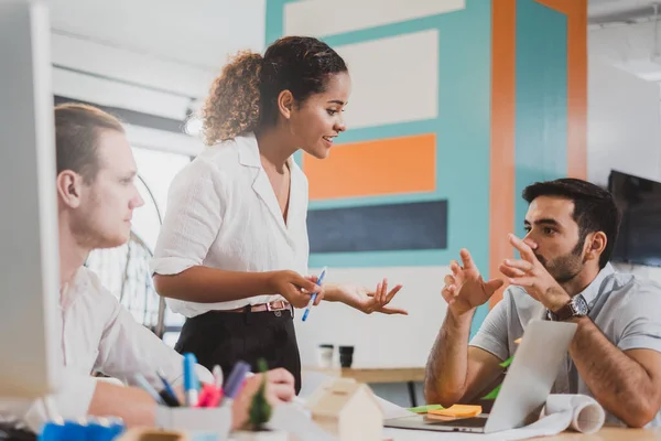 Grupo Trabajo Creativo Diseñador Equipo Reunión Discutir Para Planificación Proyectos —  Fotos de Stock