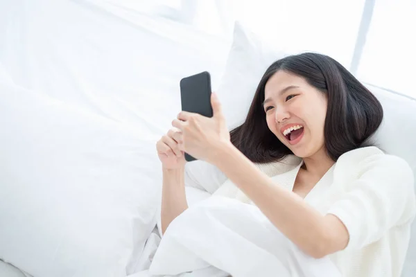 Hermosa Mujer Asiática Utilizando Teléfono Inteligente Habitación Cama Para Las —  Fotos de Stock