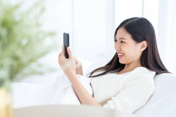 Hermosa Mujer Asiática Utilizando Teléfono Inteligente Habitación Cama Para Las —  Fotos de Stock