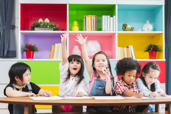 Kelompok Keragaman Anak Anak Yang Belajar Sekolah Mengangkat Tangan Untuk — Stok Foto