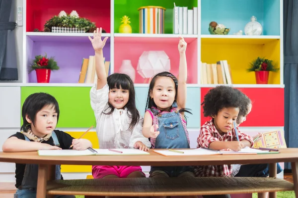 Groep Diversiteit Kinderen Studeren School Stijgende Handen Voor Antwoord Vraag — Stockfoto