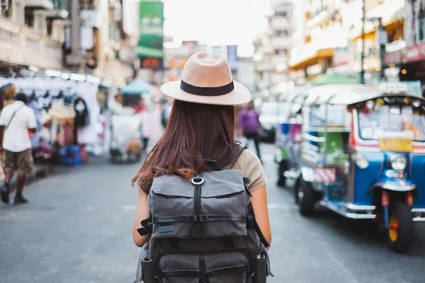 Volver Ver Asiática Mujer Turista Mochilero Viajar Khao San Road — Foto de Stock