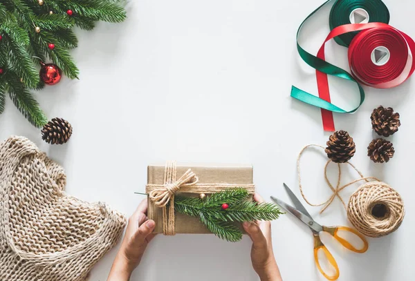 Hand Maken Geschenk Cadeauverpakking Voor Kerst Concept Met Decoraties Witte — Stockfoto