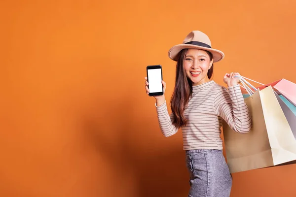 Güzel Modaya Uygun Bir Asyalı Kadın Elinde Telefon Kredi Kartıyla — Stok fotoğraf