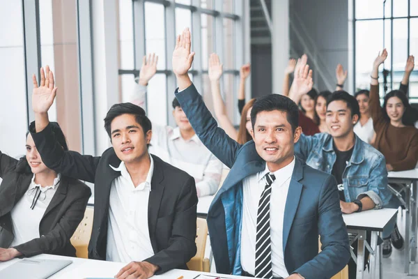 Grupo Empresários Levantar Mãos Para Concordar Com Alto Falante Sala — Fotografia de Stock