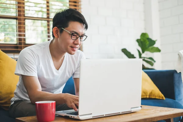 Ung Asiatisk Man Arbetar Med Bärbar Dator Hemma — Stockfoto