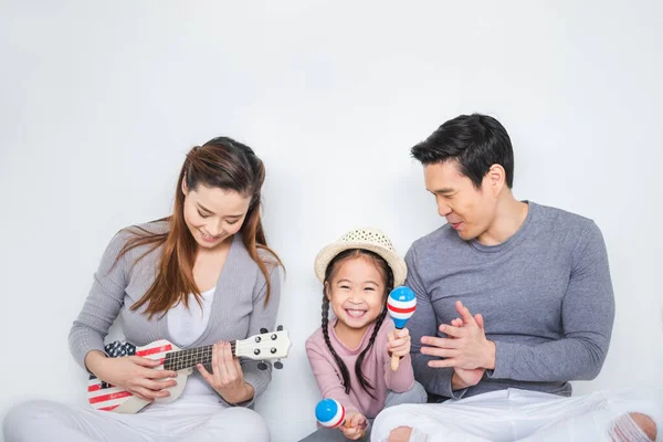 Porträtt Glad Asiatisk Familj Spelar Musik Och Sjunger Låtar Över — Stockfoto