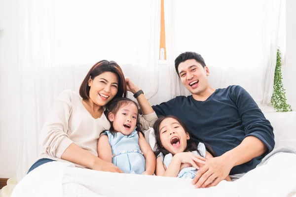 幸せと笑顔でベッドルームにベッドルームに横たわっているアジアの家族 — ストック写真