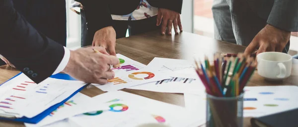 Geschäftsleute Besprechungsraum Diskutieren Über Finanzbericht Auf Schreibtisch Tisch Büro — Stockfoto