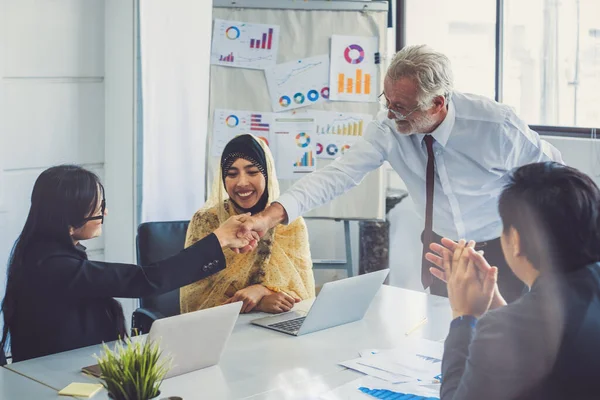 Grupo Personas Negocios Diversidad Haciendo Apretón Manos Para Trabajo Equipo —  Fotos de Stock